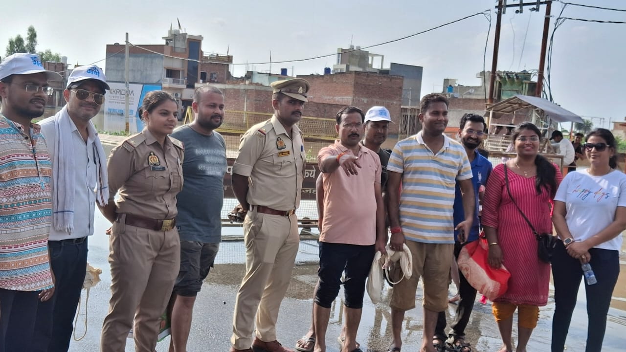 बरेली: शाहजहाँपुर में भीषण बाढ़ में समिति के युवाओं द्वारा वितरित की गई राहत सामग्री