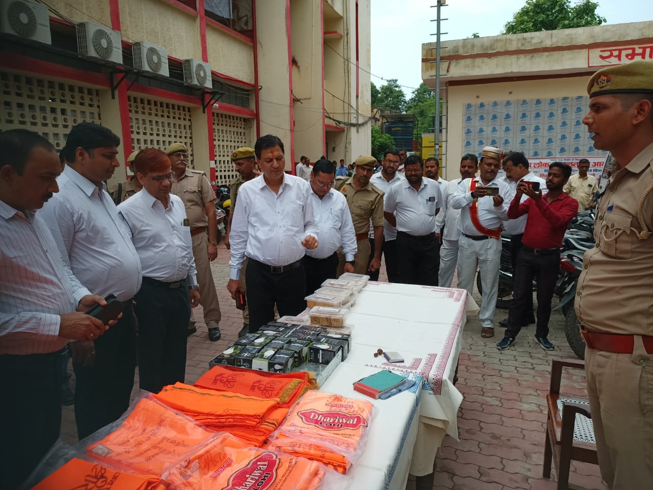 फर्रुखाबाद: कचहरी परिसर में जिला कारागार में निर्मित उत्पादों का बिक्री स्टॉल लगाया गया।