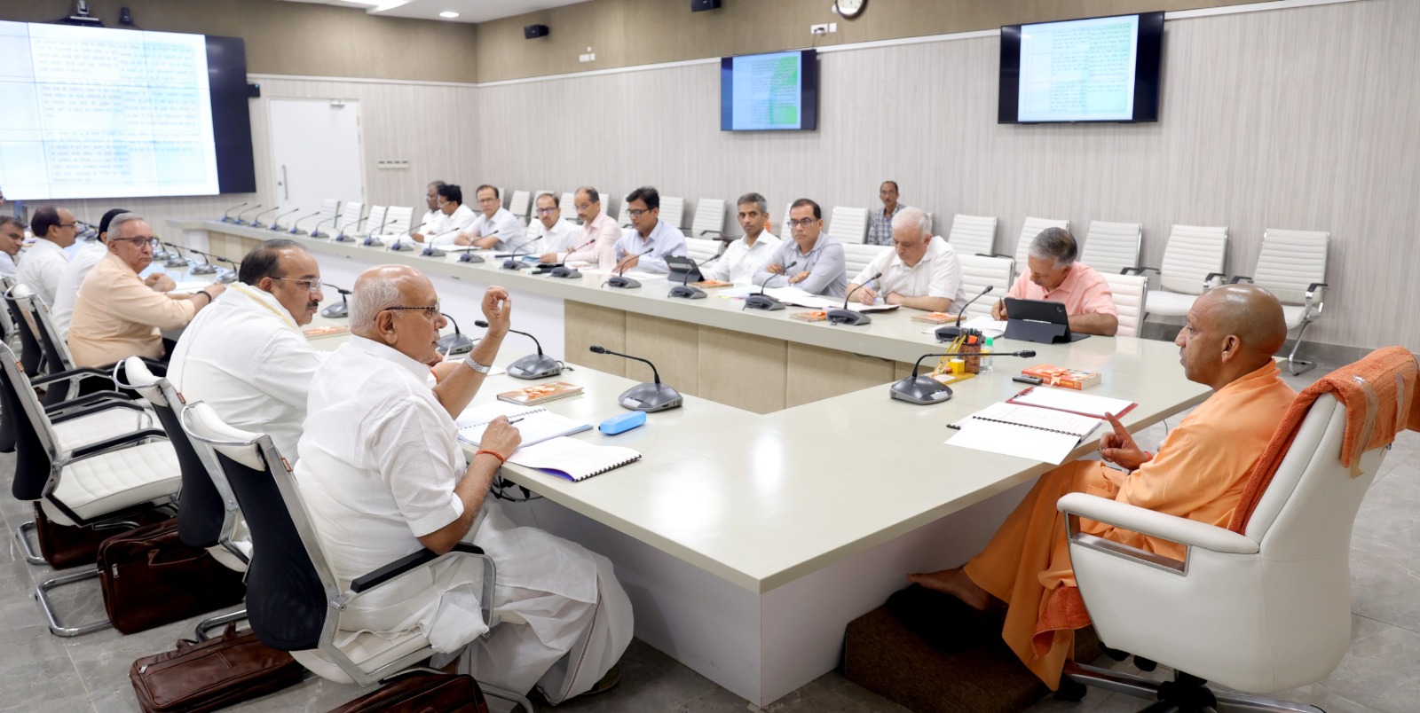 लखनऊ: मण्डी शुल्क न्यूनतम होने के बाद भी मण्डियों से राजस्व संग्रह में हुई बढ़ोत्तरी सराहनीय, यह राजस्व किसानों के हित में व्यय किया जाए- मुख्यमंत्री