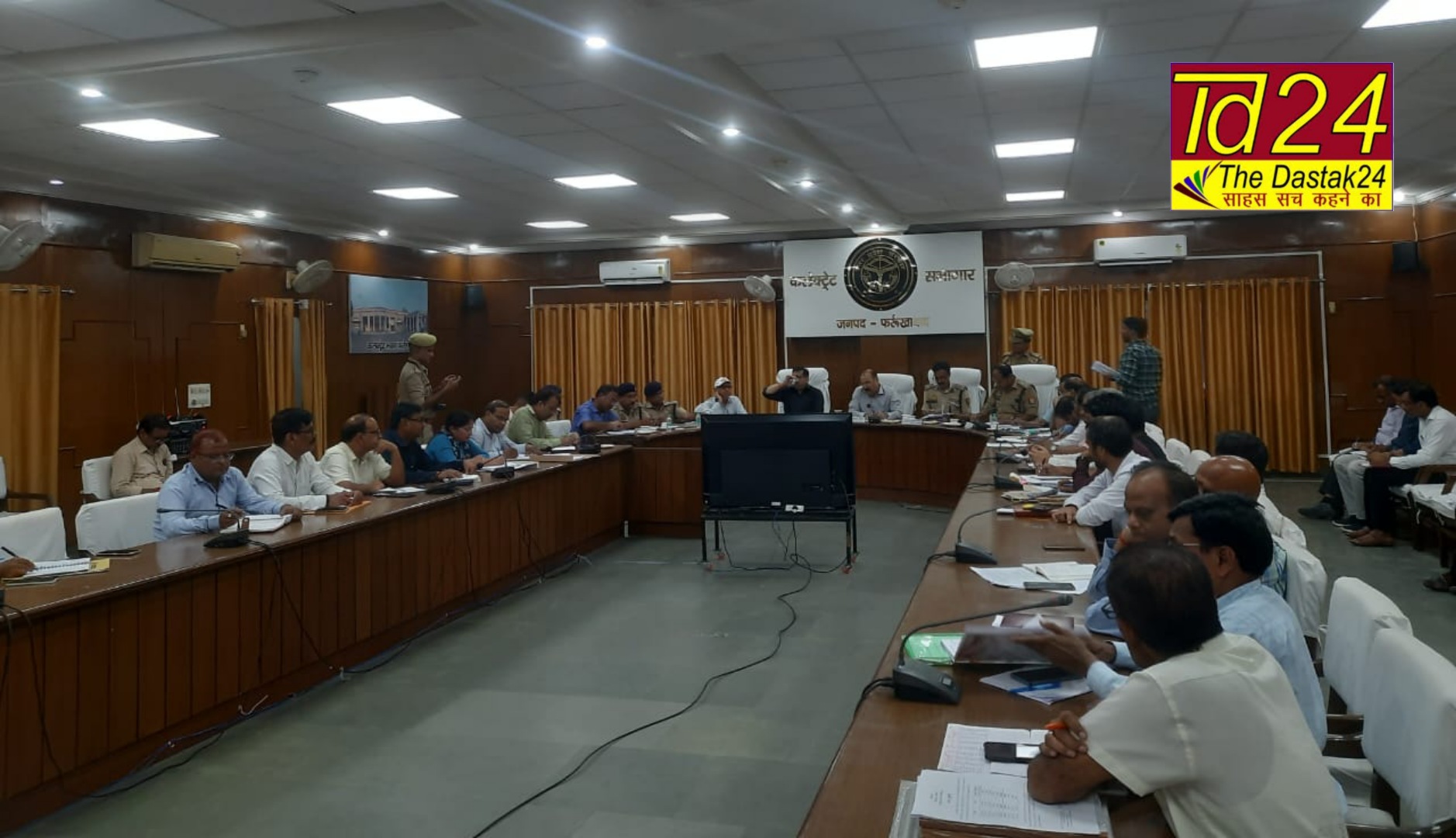 फर्रुखाबाद:डीएम व एसपी ने थाना समाधान दिवस में जन-सुनवाई कर, बाढ़ चौकी का किया औचक निरीक्षण