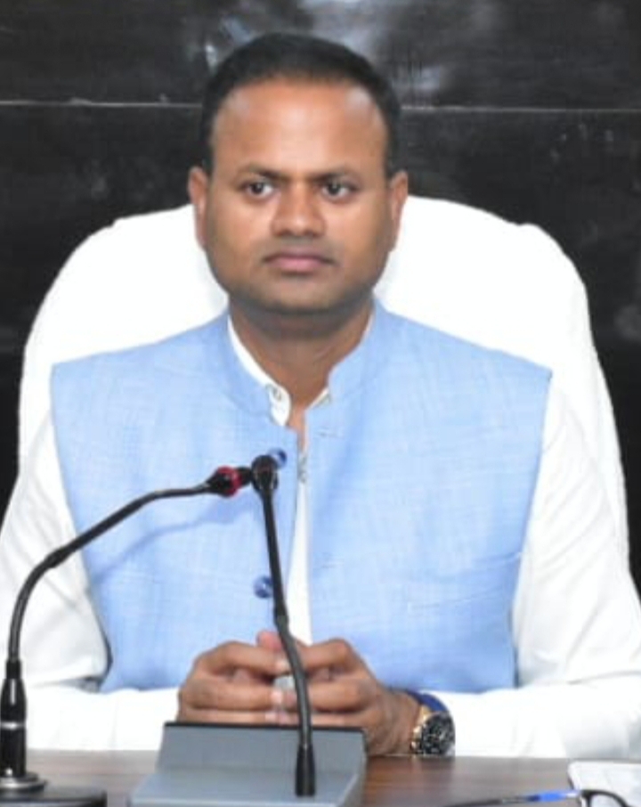 बरेली - तेज बारिश के चलते सभी प्राइमरी और उच्च प्राइमरी स्कूलों को बंद करने का डीएम का आदेश।