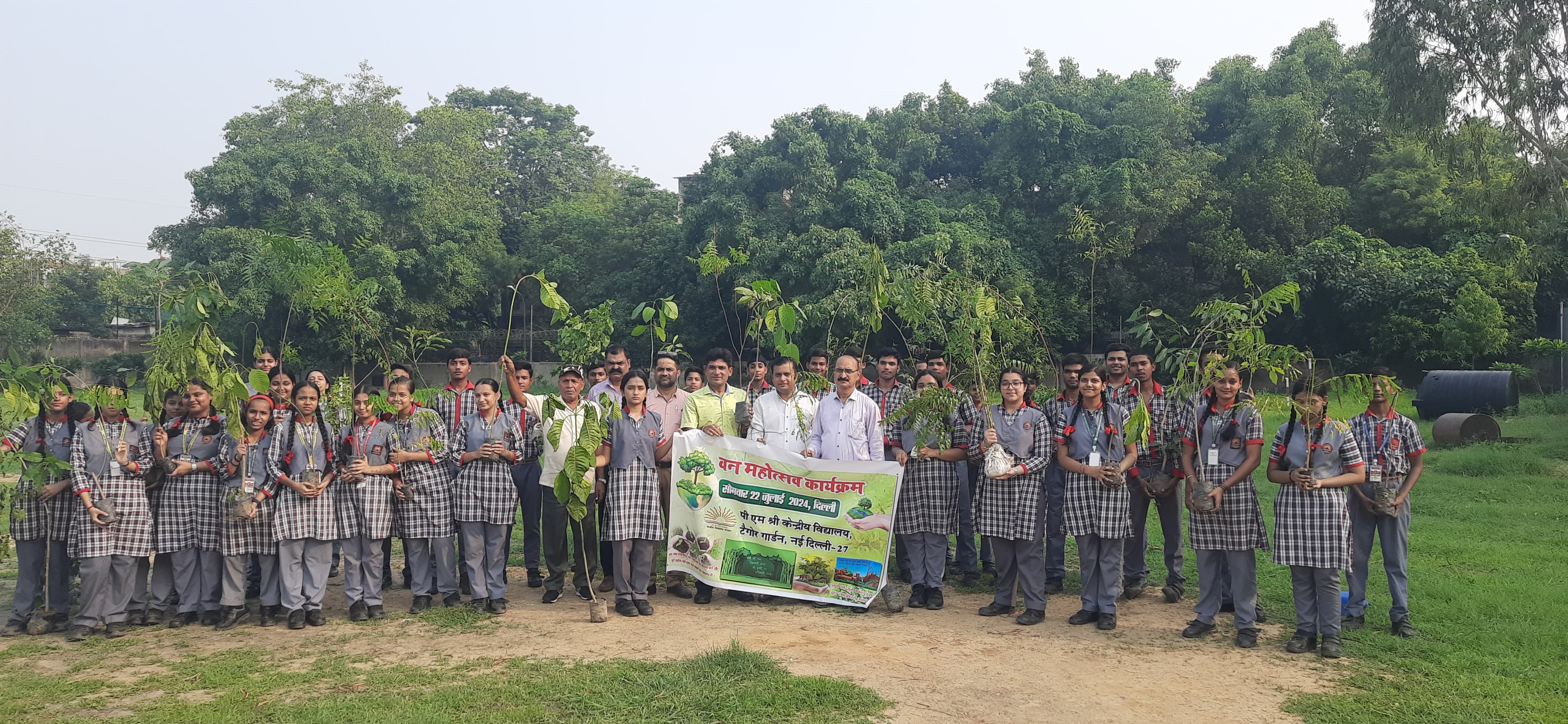 दिल्ली : योगेंद्र कुमार हेड वार्डर तिहाड़ जेल के नेतृत्व में पी एम श्री केंद्रीय विद्यालय टैगोर गार्डन में वन मोहत्सव के शुभ अवसर पर पौधारोपण किया ।