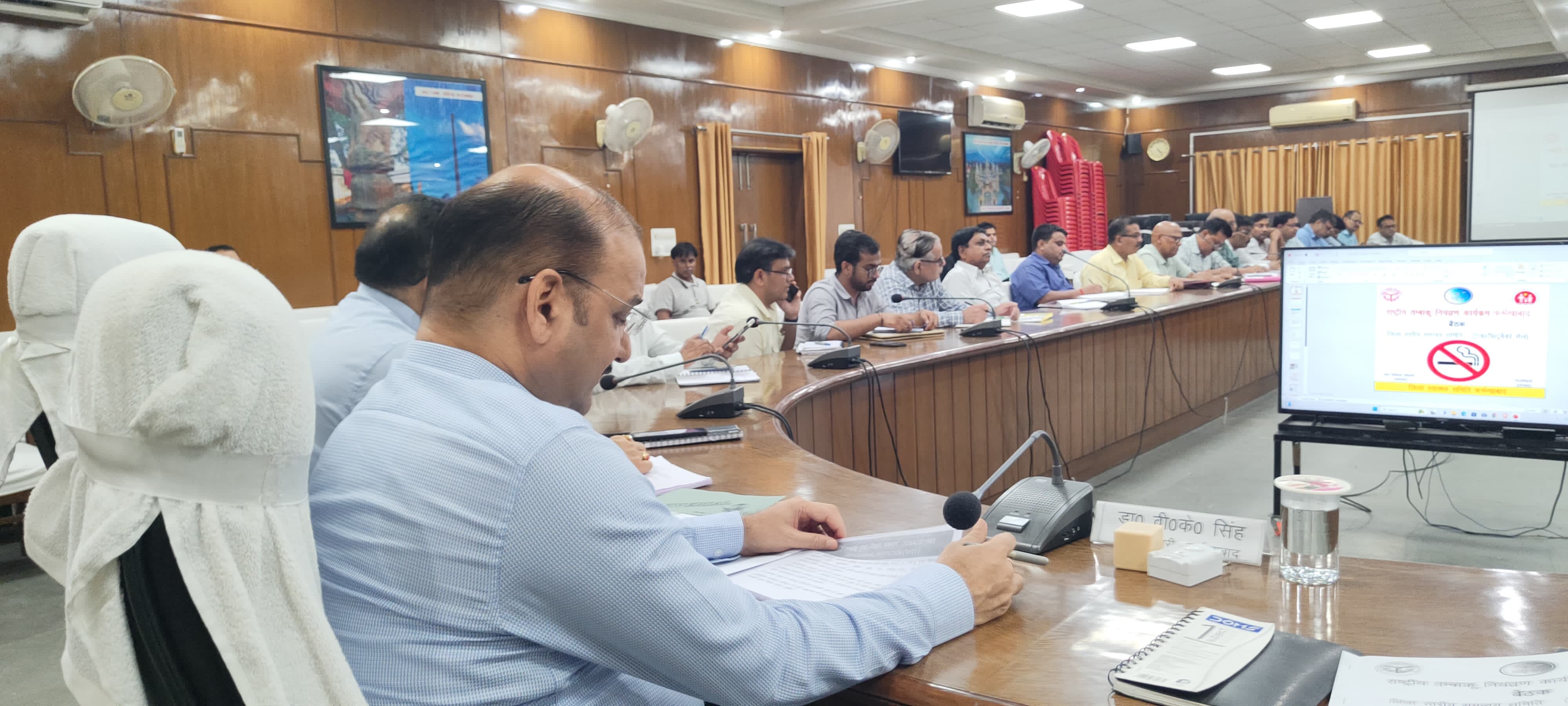 फर्रुखाबाद: आईजीआरएस रैंकिंग सुधारने के लिए कलेक्ट्रेट सभागार में एडीएम ने बैठक कर अधिकारियों को दिए दिशा निर्देश