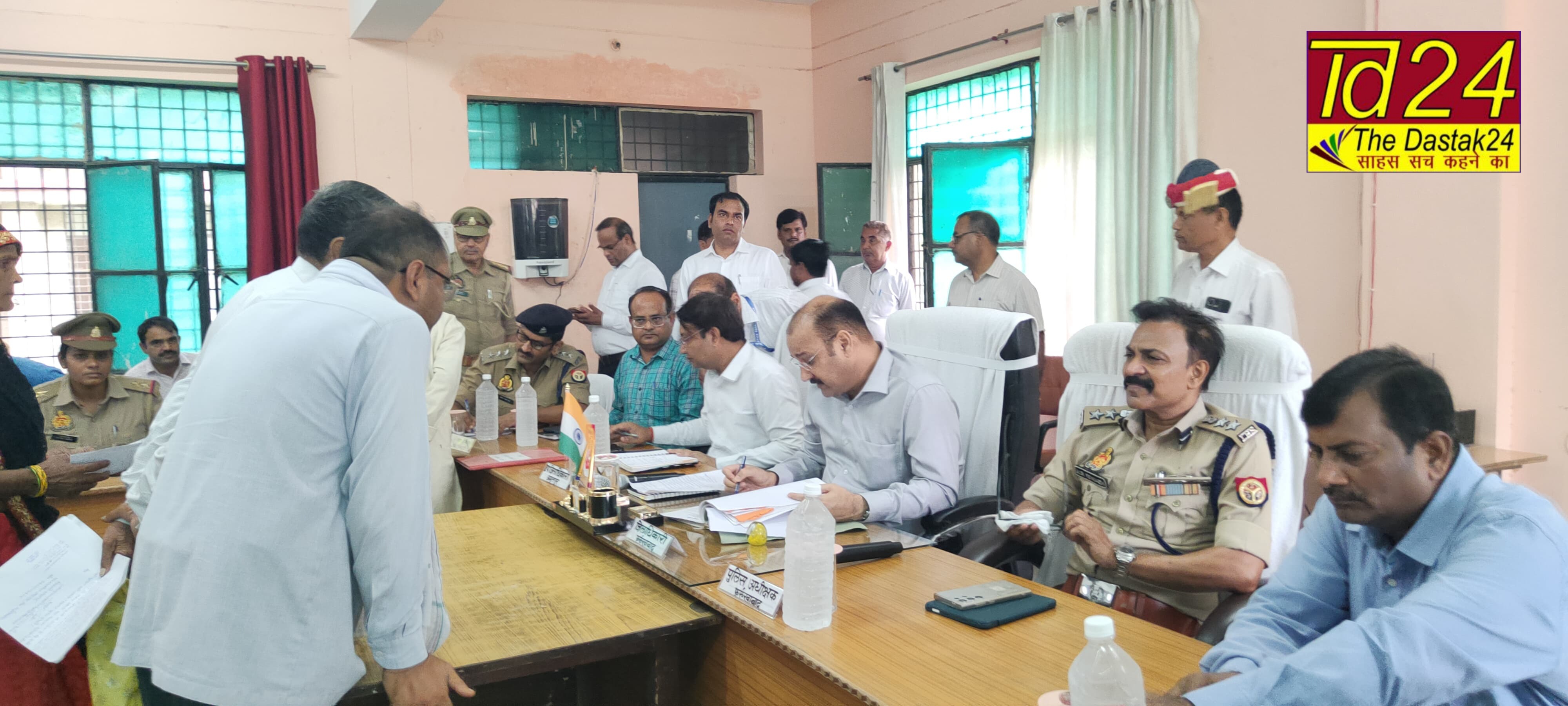 फर्रुखाबाद: संम्पूर्ण समाधान दिवस में कुल 95 शिकायतें प्राप्त 06 शिकायत  मौके पर निस्तारित।