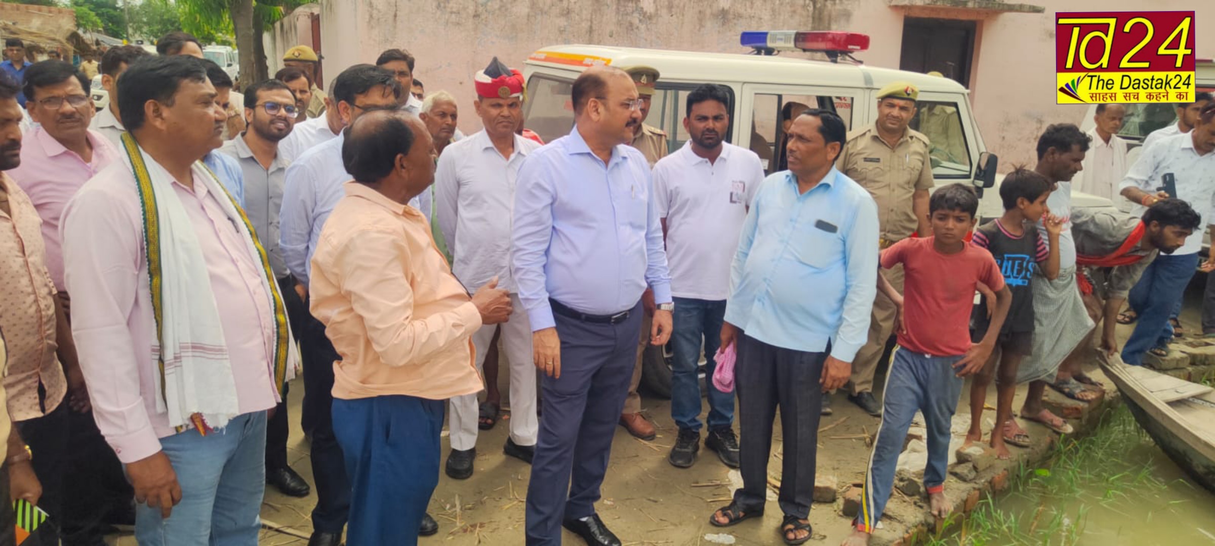 फर्रुखाबाद:डीएम ने कायमगंज के बाढ़ प्रभावित गाँवो का दौरा कर, लोगो से मुलाकात कर समस्याओं को निस्तारण के दिए निर्देश