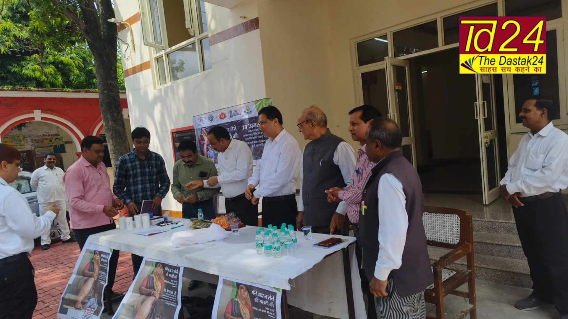 फर्रुखाबाद:जिला जज ने भी खाई फाइलेरिया से बचाव की दवा घर-घर जाकर स्वास्थ्य कर्मी अपने सामने खिला रहे हैं फाइलेरिया की दवा