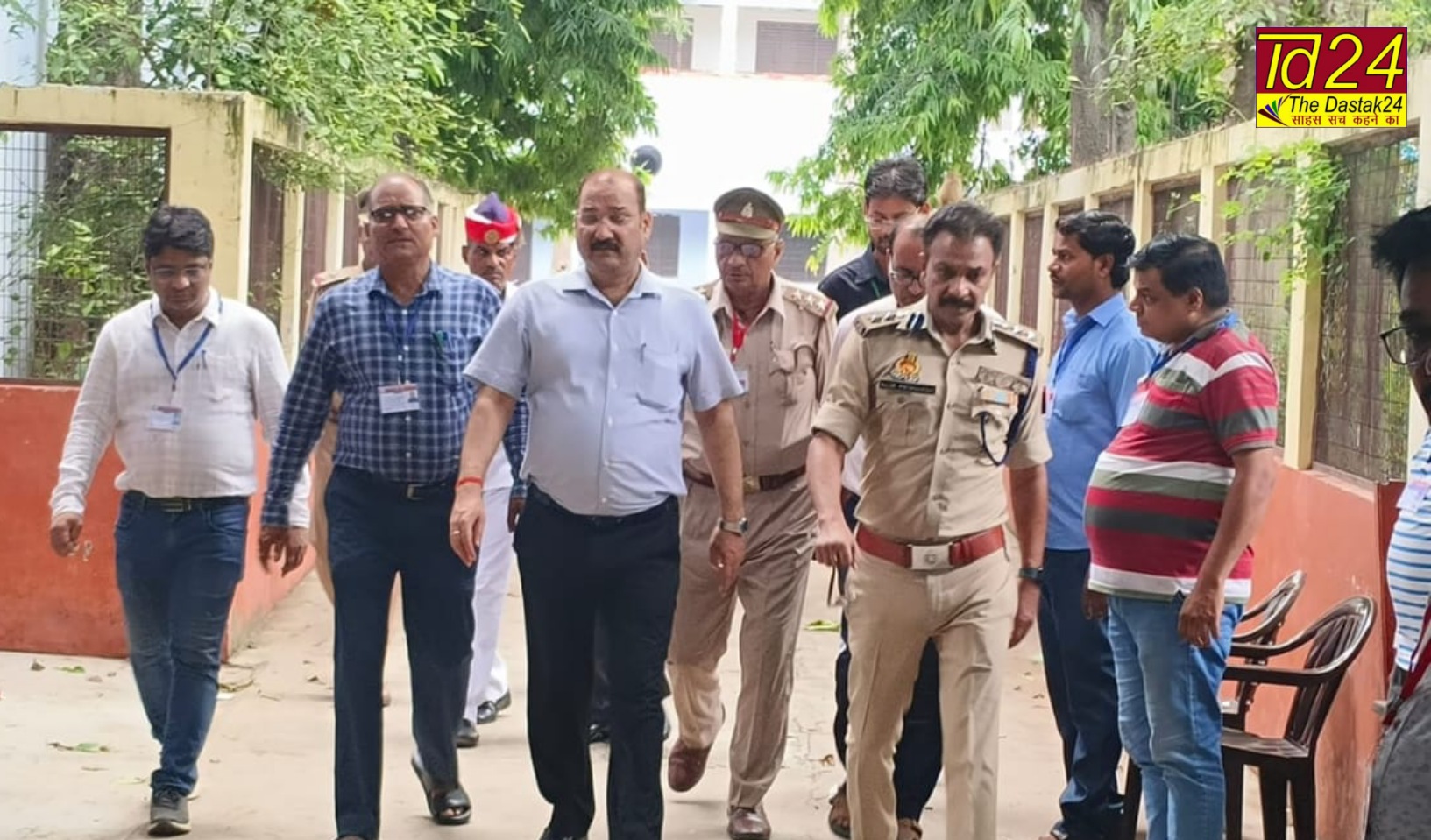 फर्रुखाबाद:जिलाधिकारी व पुलिस अधीक्षक ने पुलिस भर्ती परीक्षा केन्द्रों का किया निरीक्षण