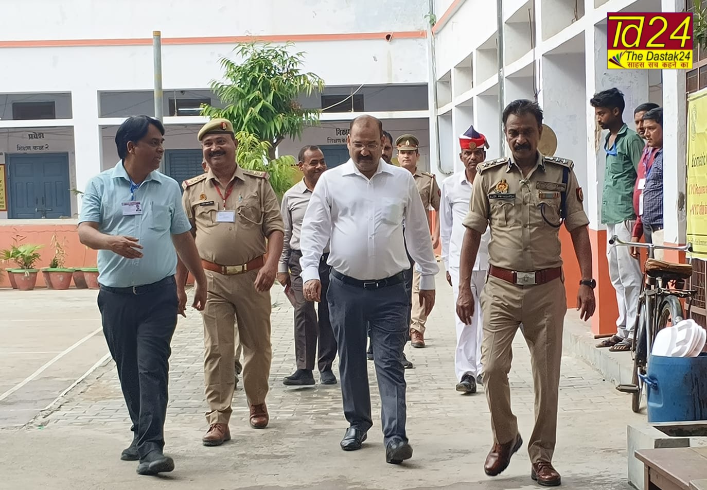 फर्रुखाबाद: जिलाधिकारी व पुलिस अधीक्षक ने पुलिस भर्ती परीक्षा केन्द्रों का निरीक्षण कर दिए दिशा निर्देश