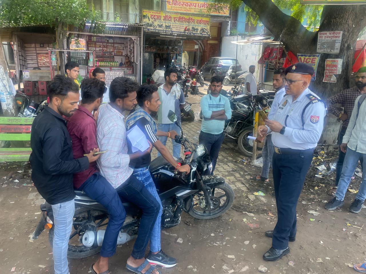 कन्नौज : वाहन चालकों को यातायात सड़क सुरक्षा का पढ़ाया पाठ