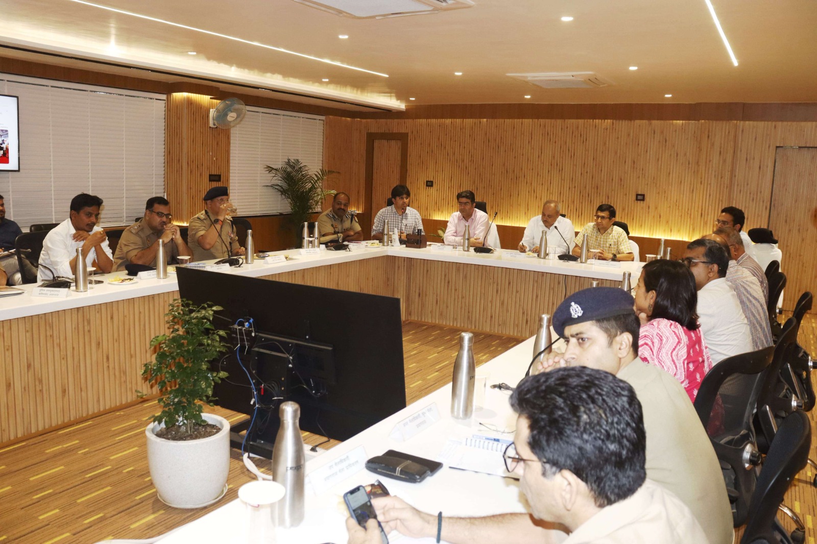 प्रयागराज: महाकुम्भ मेला-2024-25 के सकुशल एवं निर्विघ्न आयोजन के दृष्टिगत भीड़ नियंत्रण, यातायात एवं मूवमेंट की सुदृढ़ एवं व्यवस्थित कार्ययोजना विकसित करने के संबंध में