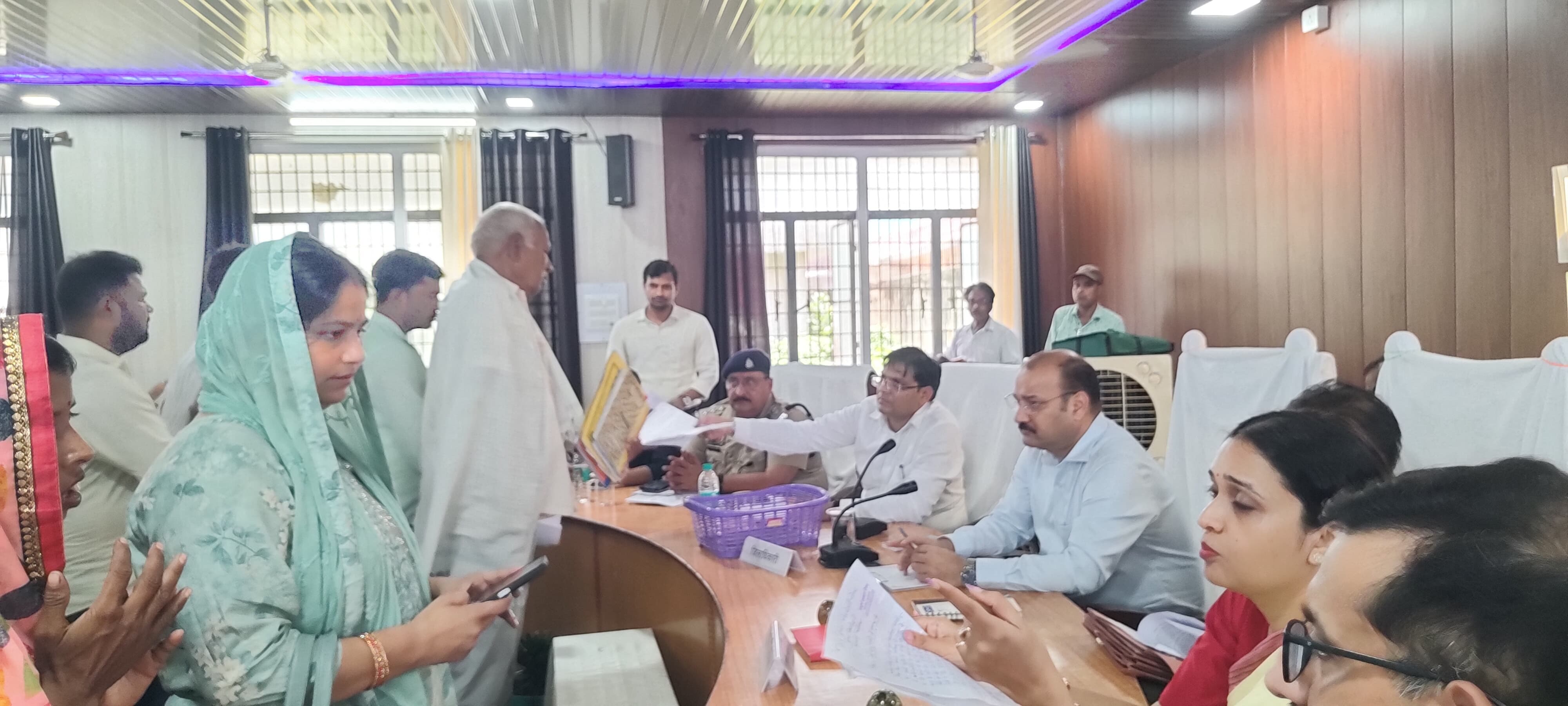 फर्रुखाबाद:संम्पूर्ण समाधान दिवस में 207 शिकायतें जिनमे से 12 का मौके पर निस्तारित