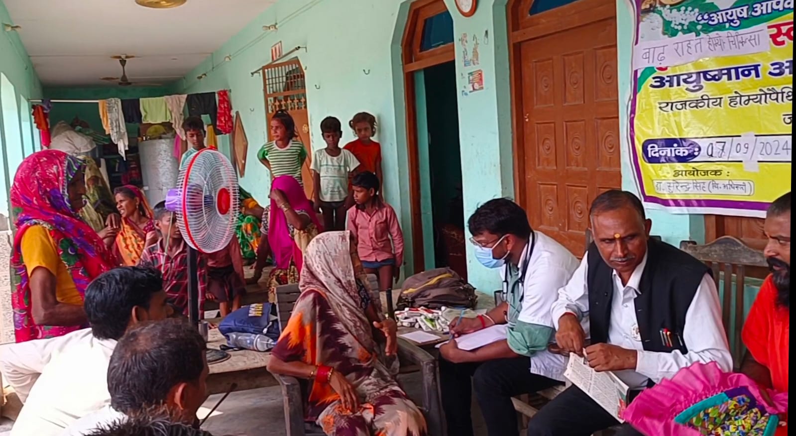 फर्रुखाबाद: बाढ़ ग्रस्त ग्रामवासियों तक पहुंचा जनपद का होमियोपैथिक विभाग