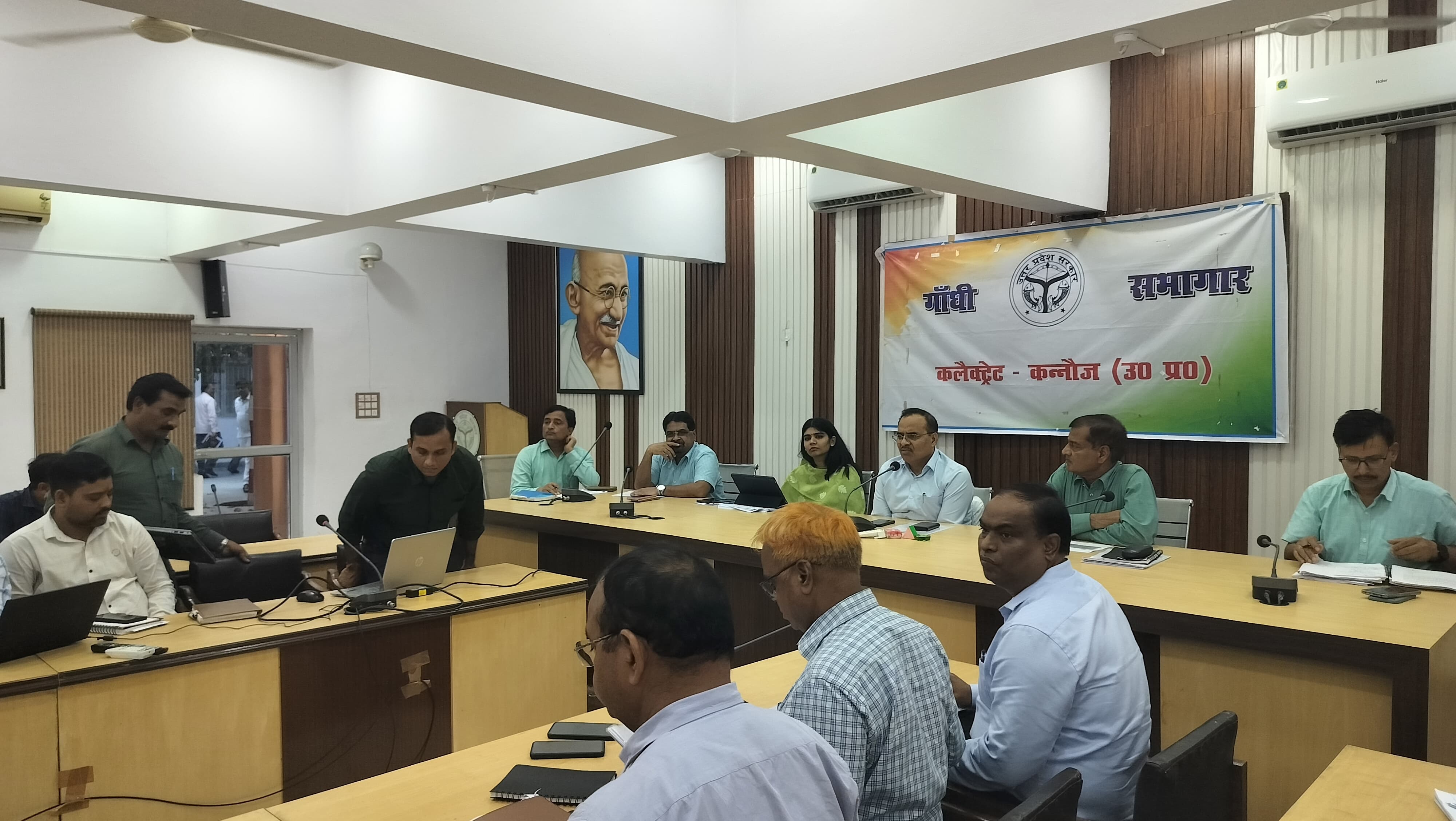 कनौज: जिलाधिकारी ने कलेक्ट्रेट गांधी सभागार में जले हुये गांव के भू-अभिलेख बनाने, रिकॉर्ड सर्वे एवं यू-विन पोर्टल की प्रगति की समीक्षा बैठक की