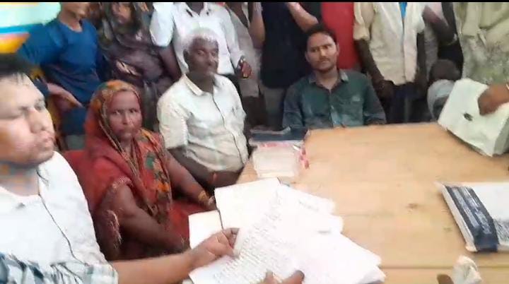 बरेली: आंवला तहसील क्षेत्र में में बारीखेड़ा के ग्रामीणों ने सांठगांठ कर उचित दर विक्रेता की दुकान का प्रस्ताव एक पक्षीय किए जाने को लेकर जिला अधिकारी से की शिकायत।