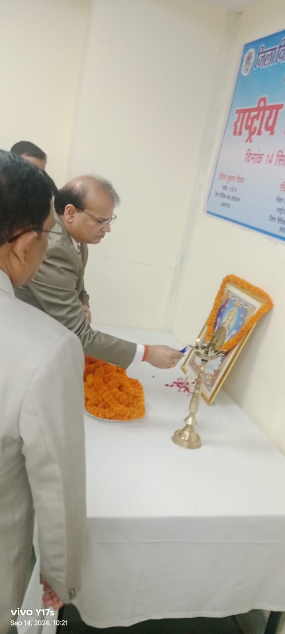 प्रयागराज: जनपद न्यायाधीश ने जिला न्यायालय में दीप प्रज्जवलित करके राष्ट्रीय लोक अदालत का किया शुभारम्भ
