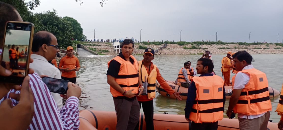 प्रयागराज: जिलाधिकारी ने छोटा एवं बड़ा बघाड़ा सहित अन्य बाढ़ प्रभावित क्षेत्रों का भ्रमण कर स्थिति का लिया जायजा