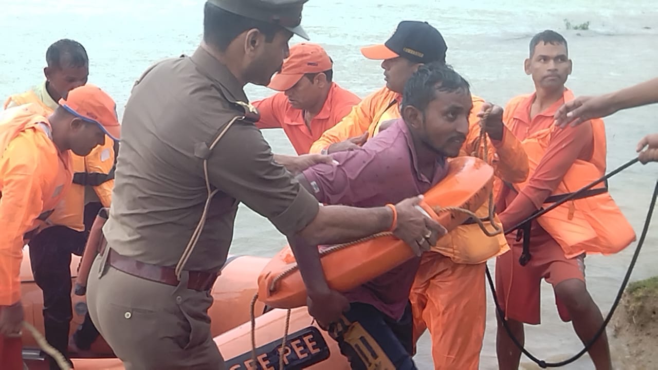 प्रयागराज-नाव पलटने से नदी की धारा में फंसे सभी 12 व्यक्तियों को एन0डी0आर0एफ0 व राजस्व विभाग की तत्परता से सकुशल बचाया गयाअपर जिलाधिकारी(वि0/रा0)