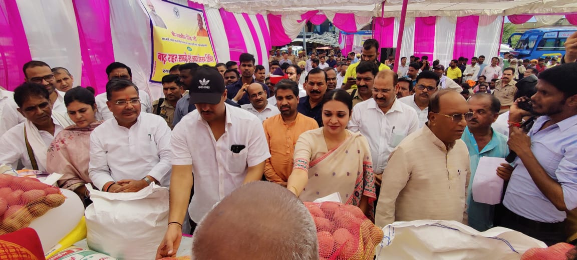 फर्रुखाबाद: प्रभारी मंत्री द्वारा बाढ़ प्रभावित क्षेत्र का दौरा कर बांटी राहत सामग्री