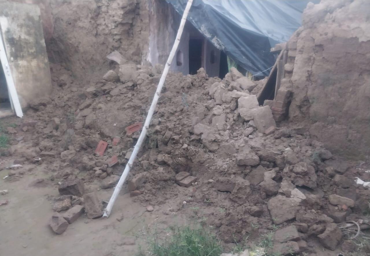 कन्नौज : बरसात में गिर रहे कच्चे मकान ,आवास की आस लगाए लोग