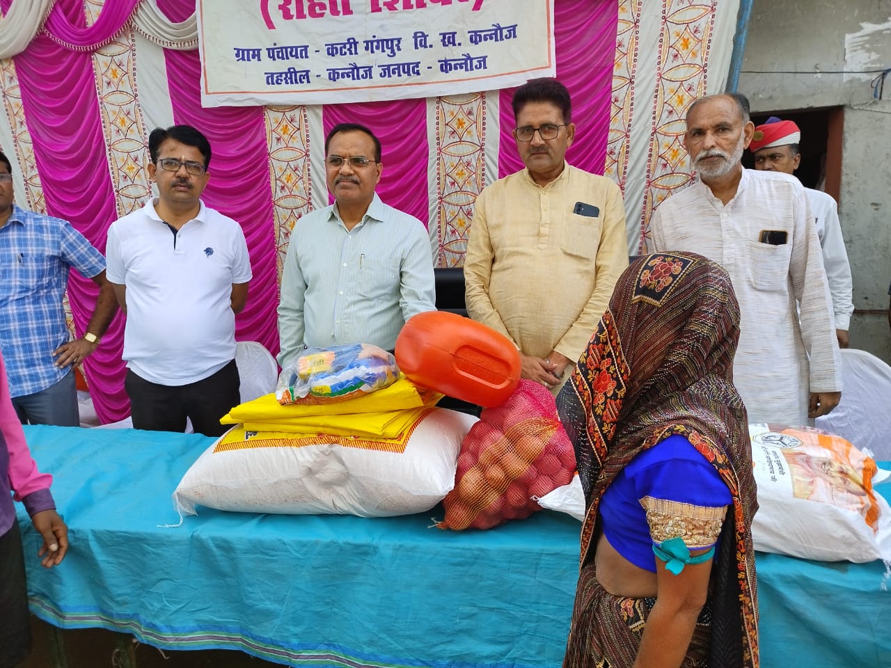 कन्नौज: जिलाधिकारी श्री शुभ्रान्त कुमार शुक्ल ने ग्राम पंचायत कटरी गंगपुर स्थित बाढ़ राहत शिविर में कासिमपुर के 164 परिवार एवं बक्शीपुरवा के 221 कुल 385 परिवारों को बाढ़ राहत सामग्री वितरित की ।
