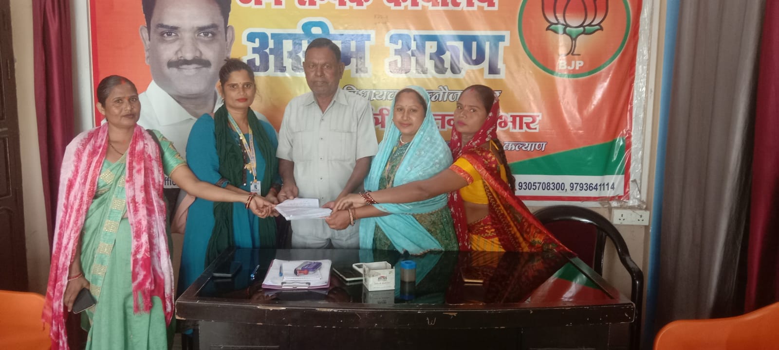 कन्नौज:  बेटियों की निशुल्क शिक्षा को लेकर राज्य मंत्री को दिया ज्ञापन