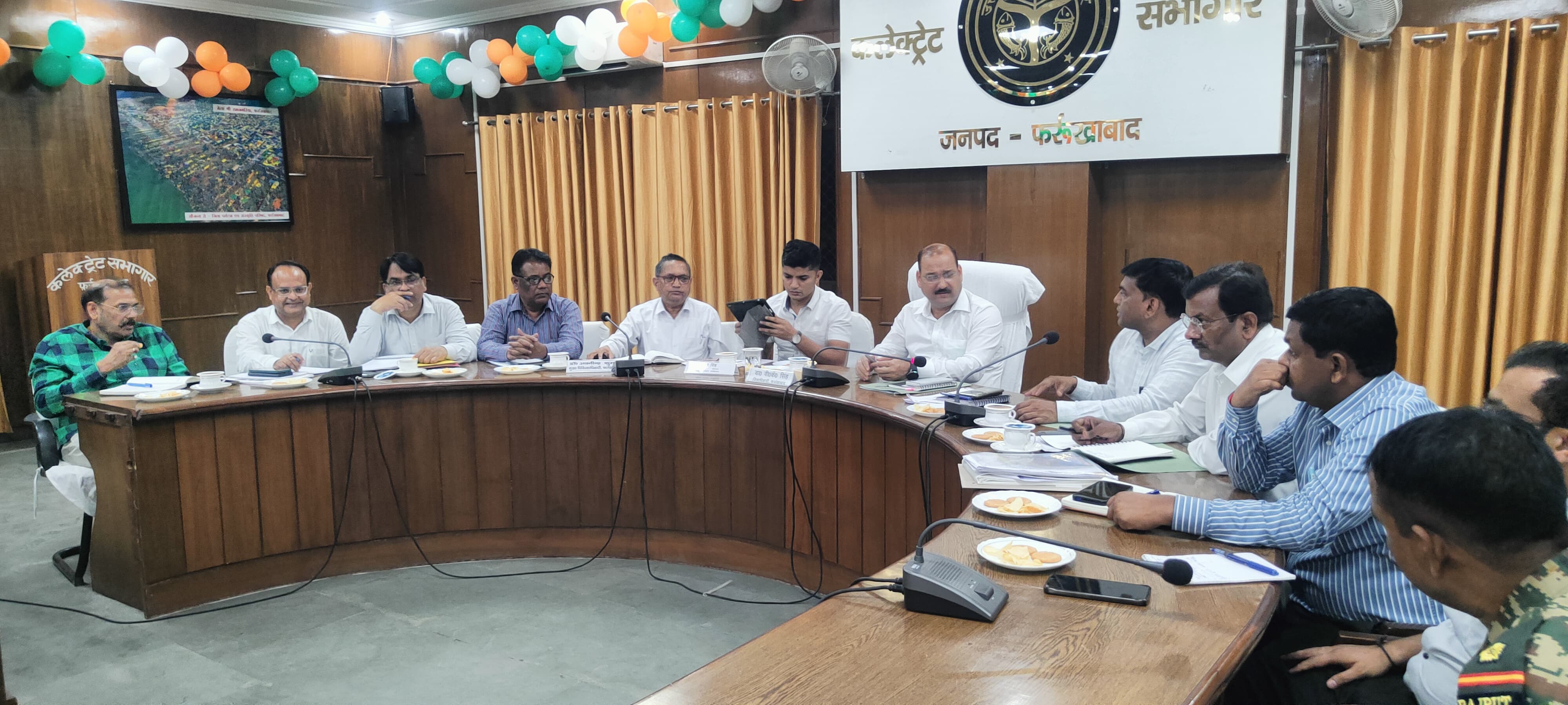फर्रुखाबाद:गाँधी जयंती समारोह को सम्मानपूर्वक मनाये जाने के संबंध मे जिलाधिकारी की अध्यक्षता में बैठक संपन्न।