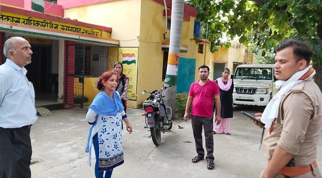 कन्नौज:चकरोड के विवाद को लेकर युवक ने ब्लाक में की गाली गलौच