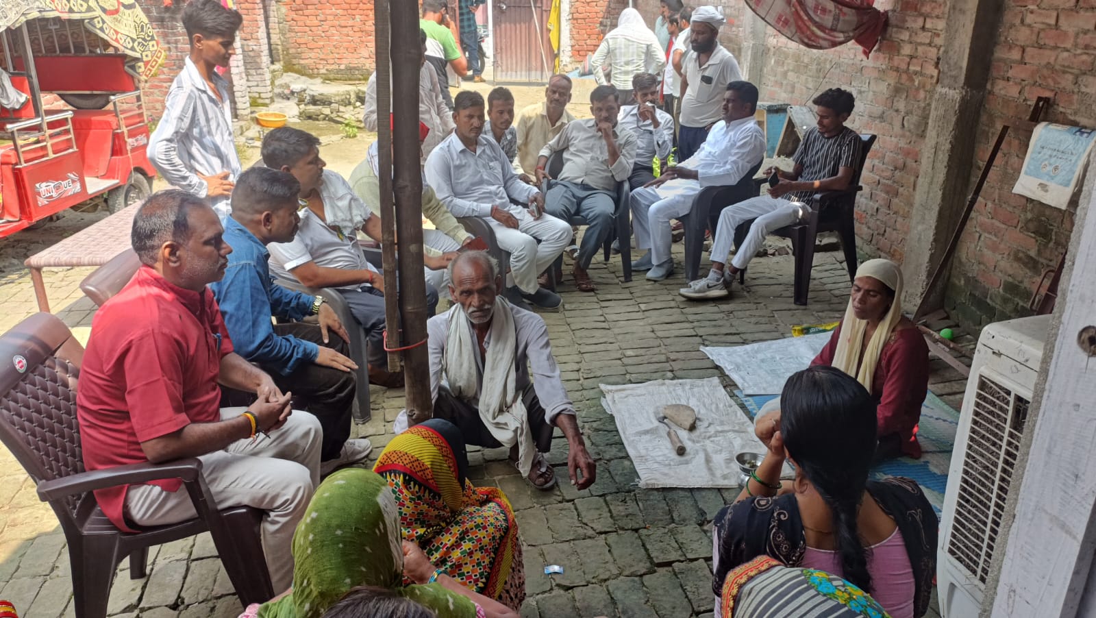 बरेली: यादव उत्थान समिति के पदाधिकारी मृतक नरेश यादव के परिवार से मिले।