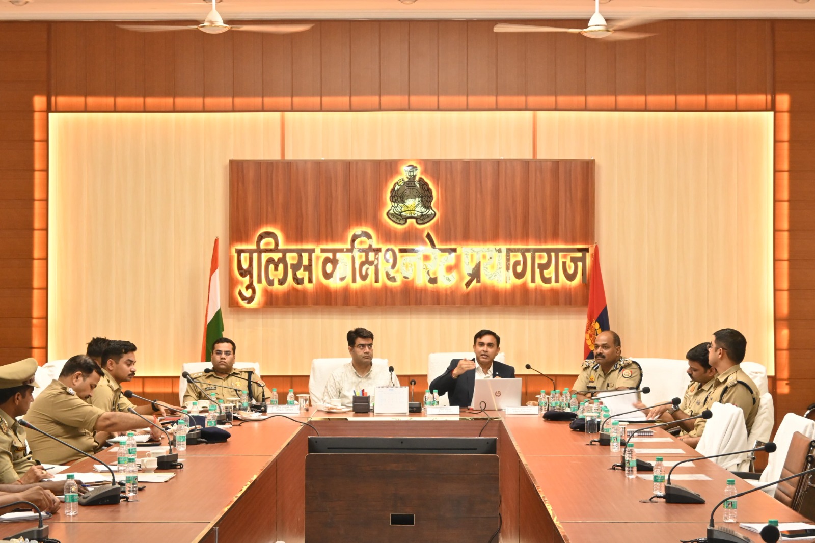 पुलिस आयुक्त प्रयागराज द्वारा त्रिवेणी सभागार रिजर्व पुलिस लाइन्स कमिश्नरेट प्रयागराज में सोशल मीडिया एवं उसके उपयोग हेतु कार्यशाला का आयोजन कराया गया