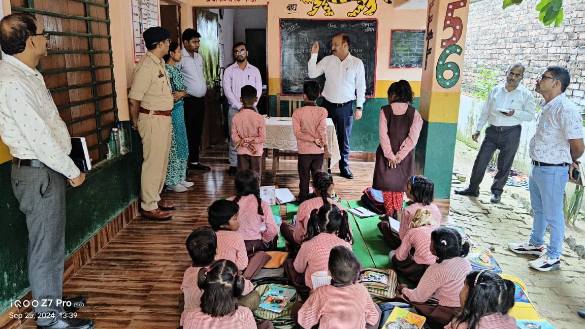 फर्रुखाबाद: जिलाधिकारी ने प्राथमिक विद्यालय, गढ़िया एवं बर्ना बुजुर्ग का किया निरीक्षण