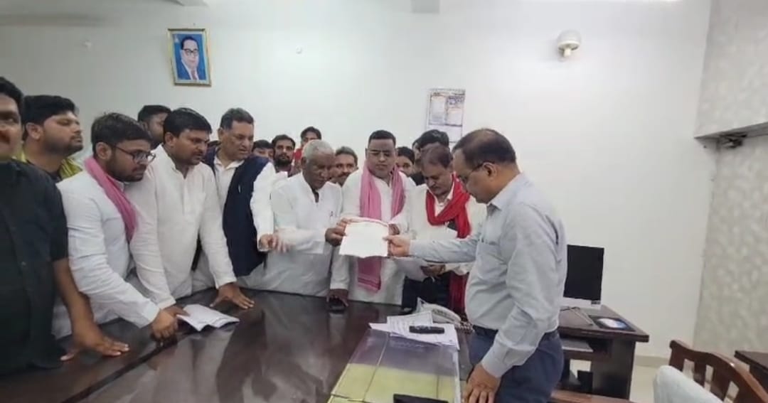 कन्नौज :  बिजली विभाग की छापेमारी को लेकर सपा ने प्रदर्शन कर डीएम को दिया ज्ञापन ?