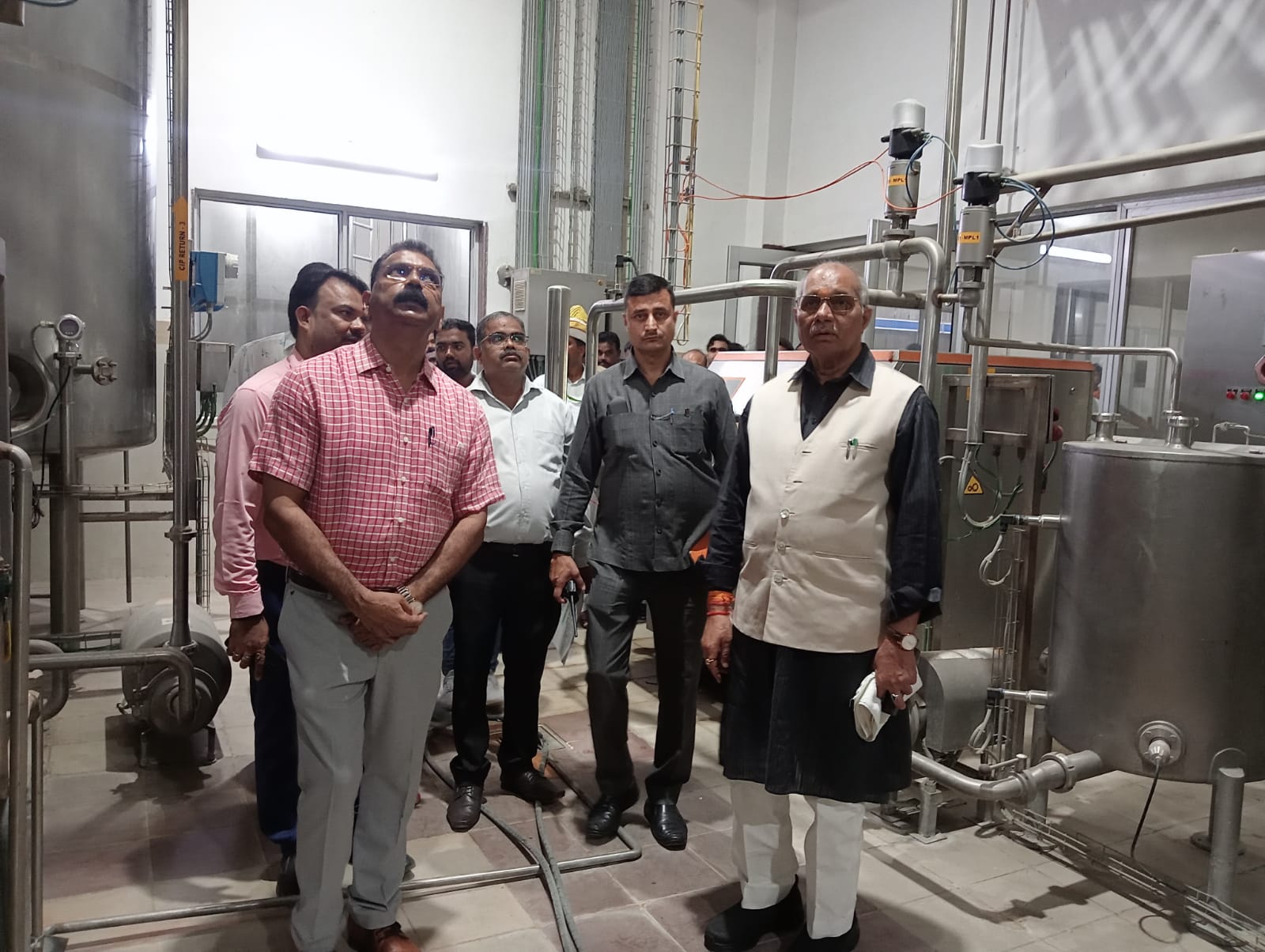 कन्नौज पहुंचे मंत्री धर्मपाल से मिल्क प्लांट का किया निरीक्षण