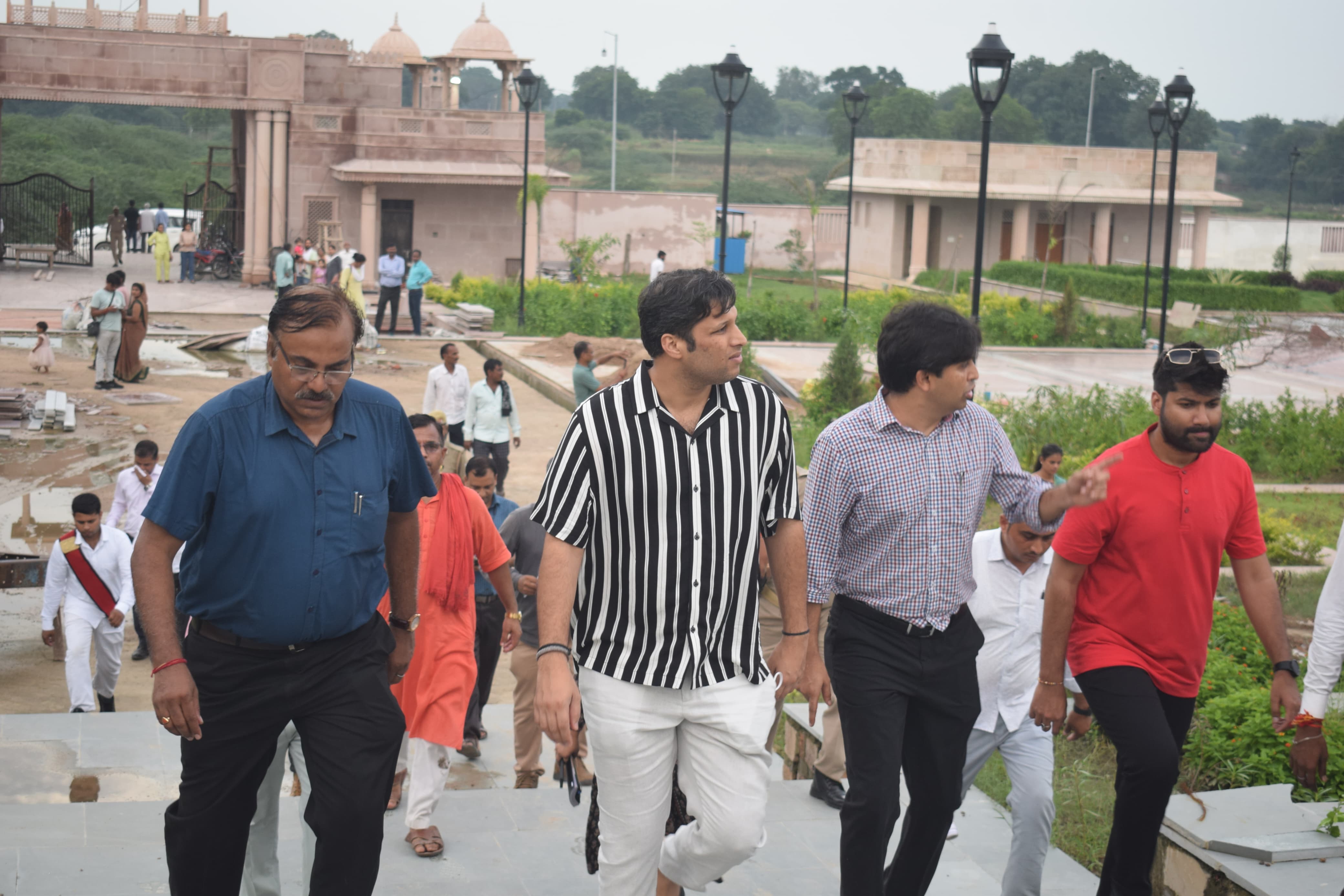 प्रयागराज-कुंभ मेलाधिकारी विजय किरन आनंद एवं जिलाधिकारी निर्माण कार्यों का स्थलीय निरीक्षण किया गया।