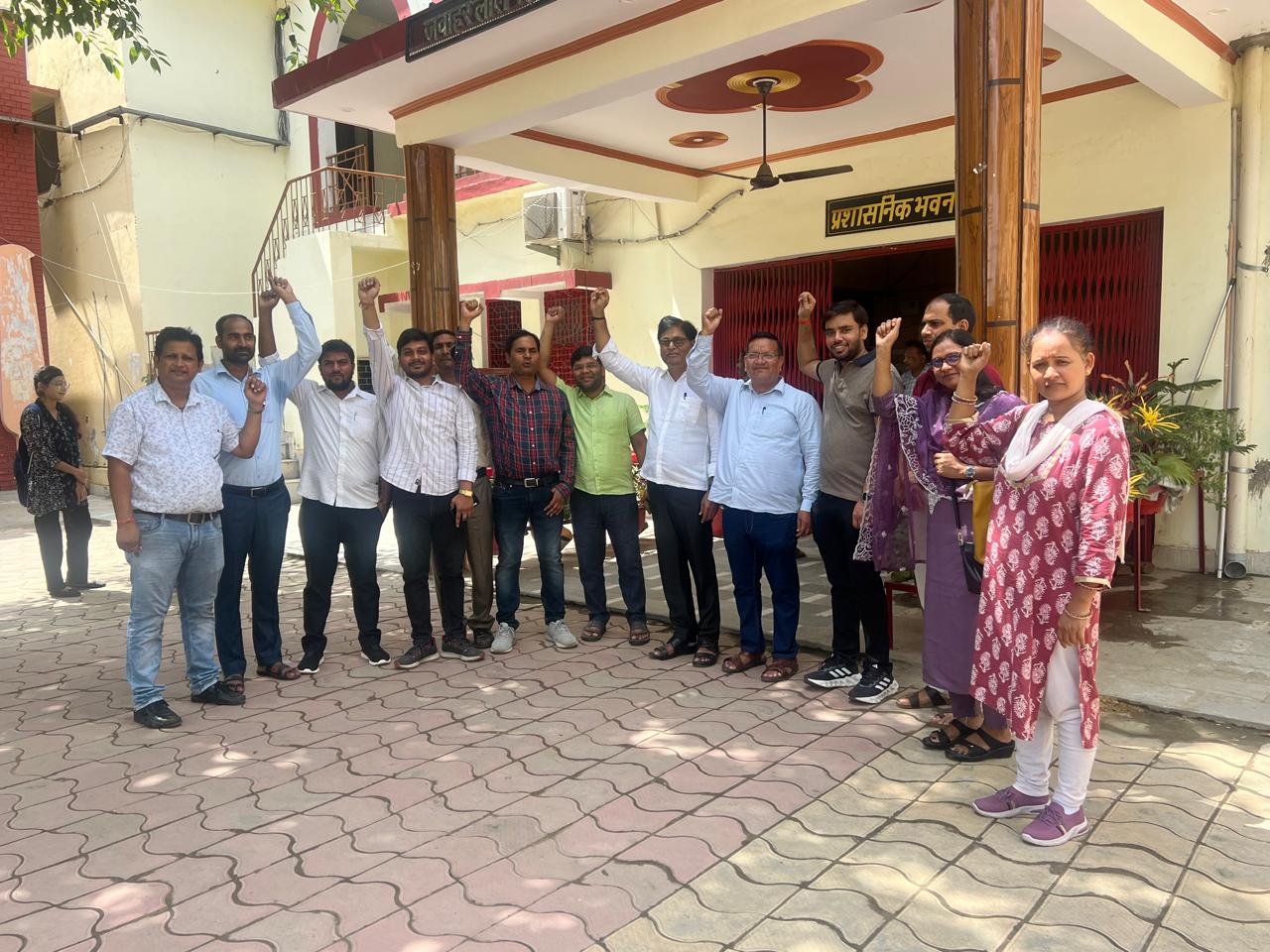 एटा:सरकार की शिक्षा और शिक्षक विरोधी नीतियों के खिलाफ प्रोफेसरों ने किया प्रदर्शन