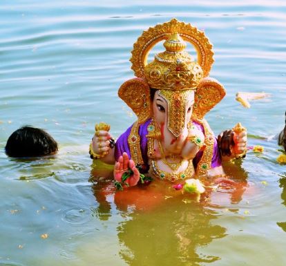 मैनपुरी : खंडित भगवान की प्रतिमाओं के विसर्जन के दौरान बालिका का बिगड़ा शरीर का संतुलन