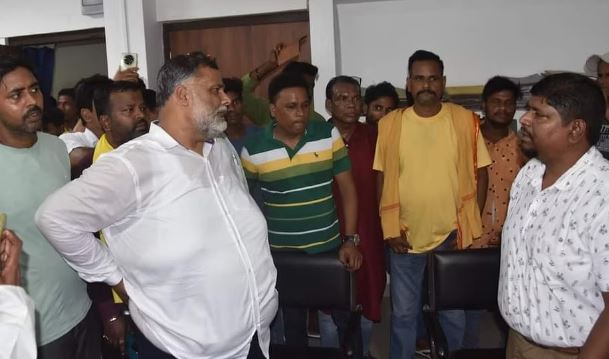 अचानक प्रखंड मुख्यालय पहुंचे सांसद पप्पू यादव, शराब के नशे में धुत्त मिला प्रधान लिपिक तो ऐसा किया