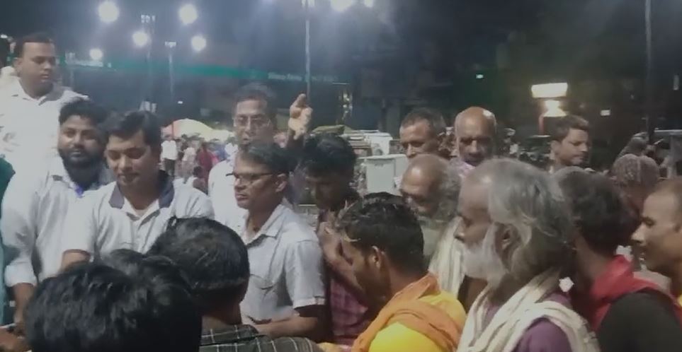 गाजीपुर: यूनाइटेड मीडिया ने सिटी रेलवे स्टेशन पर भोजन वितरण भंडारे का किया, आयोजन