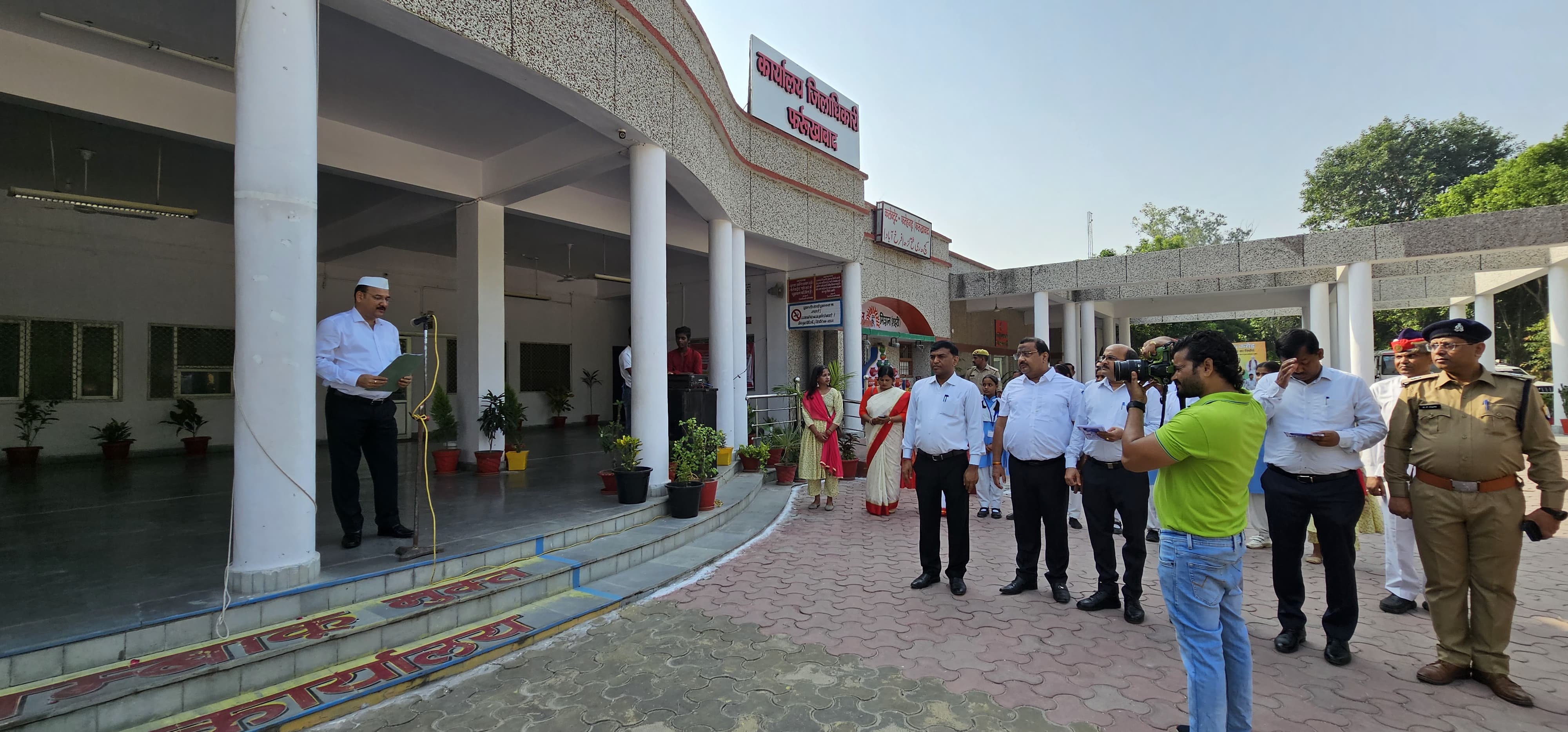 फर्रुखाबाद: कलेक्ट्रेट परिसर में गांधी जयंती पर डीएम ने ध्वजारोहण, राष्ट्रगान गायन कर उपस्थित लोगो को दिलाई शपथ ?