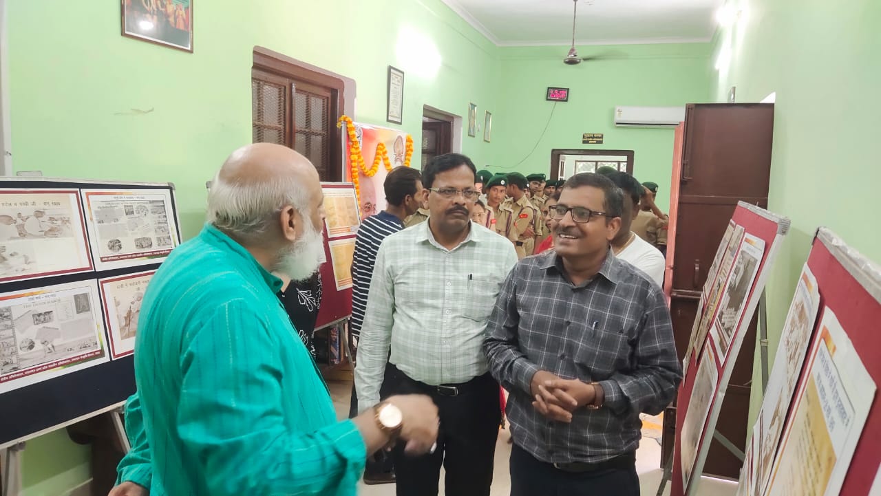 प्रयागराज: राष्ट्रपिता महात्मा गांधी एवं लाल बहादुर शास्त्री जी जयंती के अवसर पर अभिलेख प्रदर्शनी कार्यक्रम का आयोजन क्षेत्रीय अभिलेखागार, प्रयागराज कार्यालय में किया गया