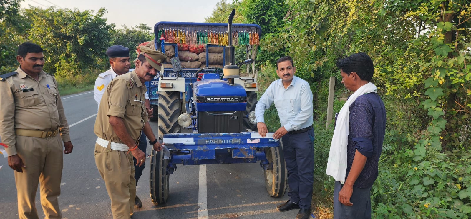 फर्रुखाबाद:वाहनों में लगे रिफ्लेक्टिव टेप की सघन चेकिंग ट्रैक्टर ट्राली में लगवाए गए रिफ्लेक्टिव टेप