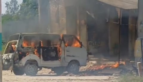 कन्नौज:   ओमनी कार बनी आग का गोला , आग बुझाने पर ली राहत की सांस