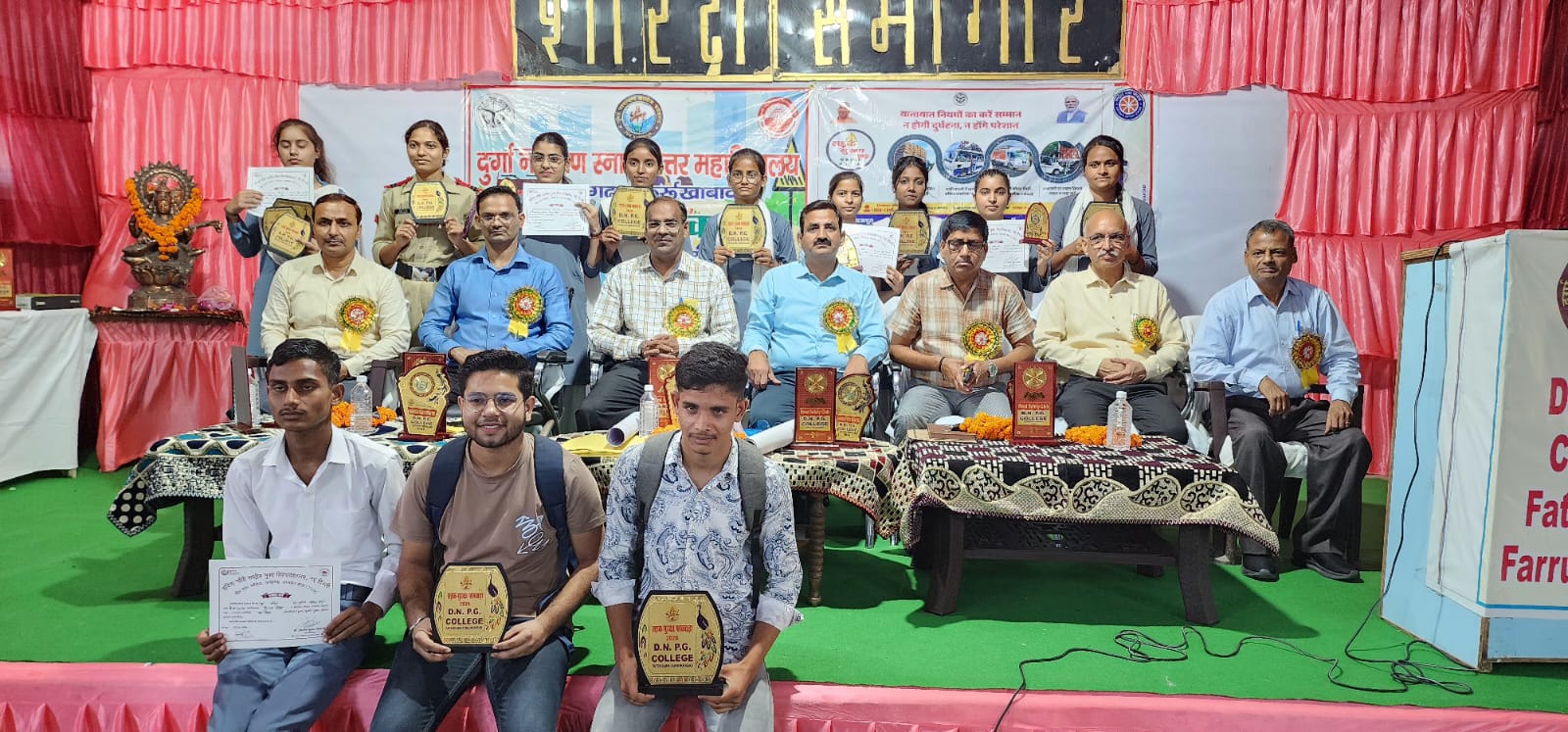 फर्रुखाबाद:दुर्गा नारायण पीजी कॉलेज में सड़क सुरक्षा प्रतियोगिता संपन्न विजेताओं को किया गया सम्मानित