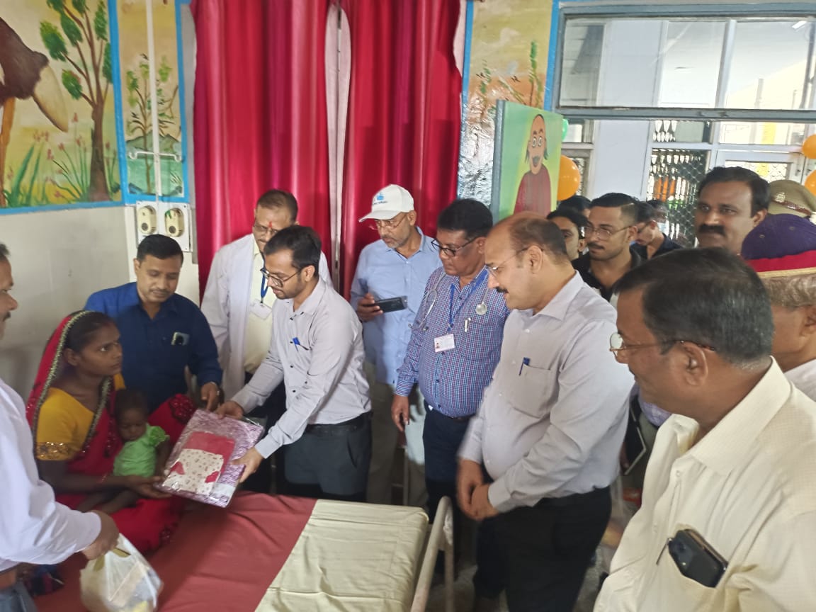 फर्रुखाबाद:जिलाधिकारी ने डॉ राममनोहर लोहिया चिकित्सालय के जनरल वार्डों का किया निरीक्षण