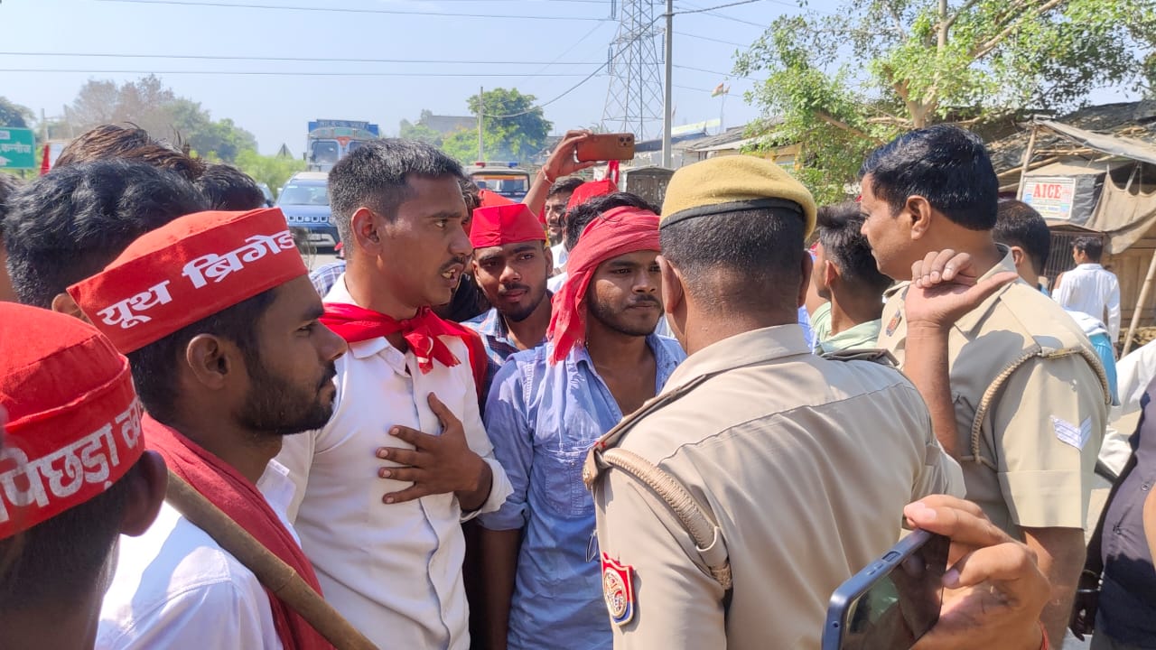 कन्नौज:  मथुरा से लखनऊ साइकिल यात्रा पर जा रहे सपा कार्यकर्ताओं ने तिर्वा में किया प्रदर्शन