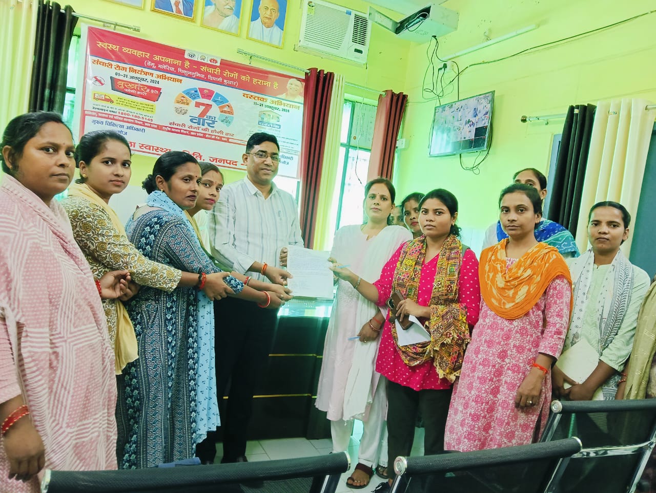 कन्नौज: ऑनलाइन हाजिरी के विरोध में महिला स्वास्थ्य कर्मियों ने दिया ज्ञापन