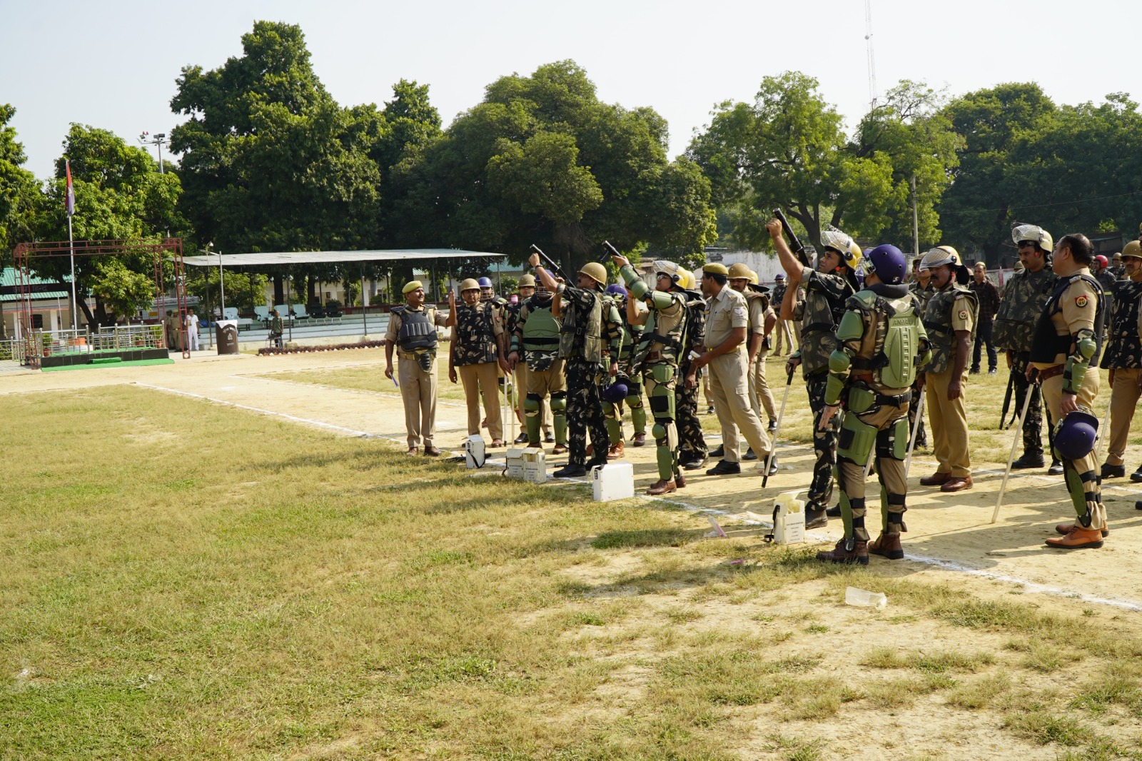 आगामी त्योहारों के मद्देनजर सुरक्षा व्यवस्था बनाए रखने हेतु इटावा पुलिस द्वारा किया गया बलवा ड्रिल ?