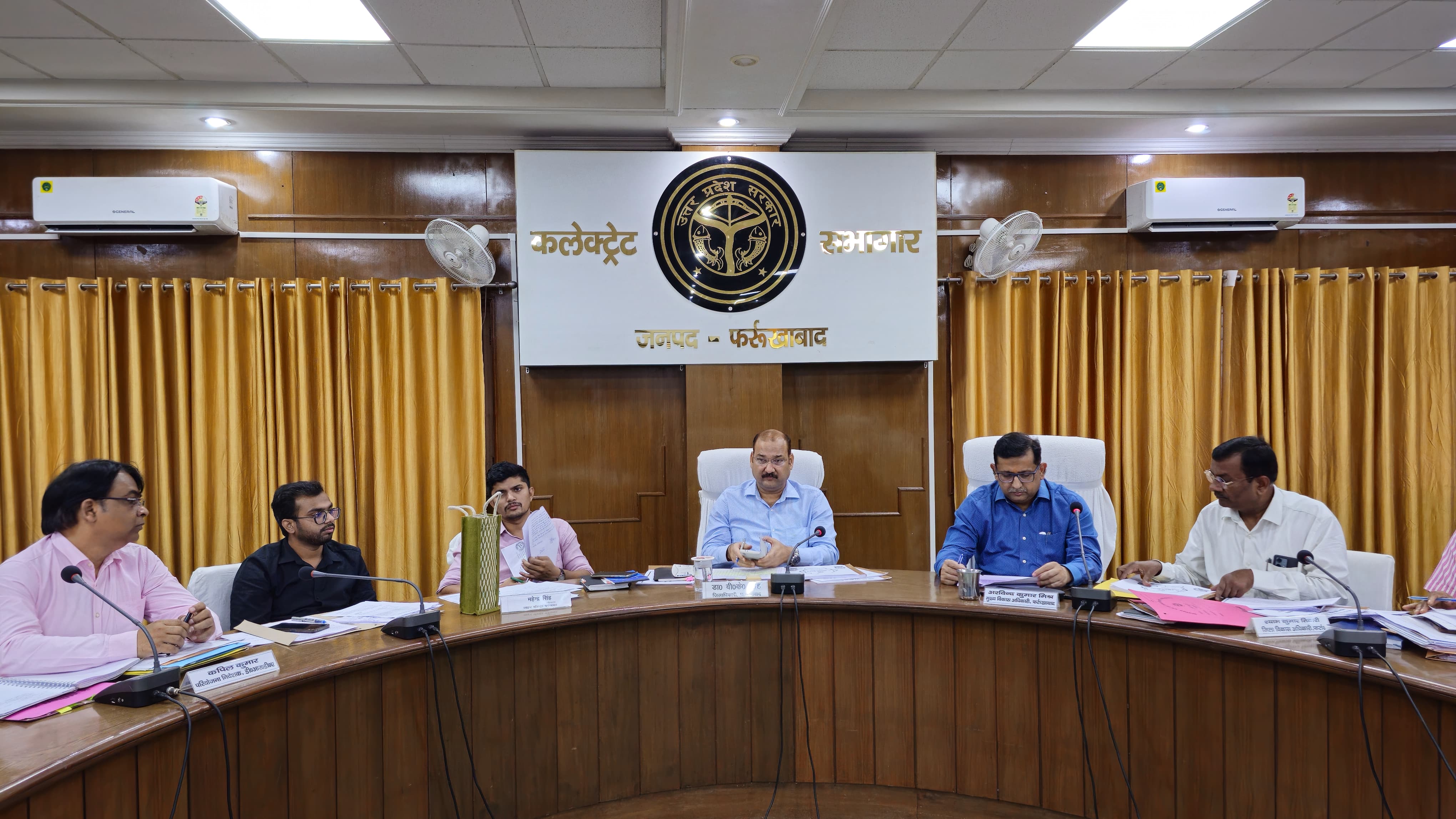 फर्रुखाबाद:खुले रखे ट्रांसफार्मर के आसपास जाली, तारो को टाइट व त्योहारों पर सुचारू रूप से विद्युत आपूर्ति करने को डीएम ने दिये निर्देश
