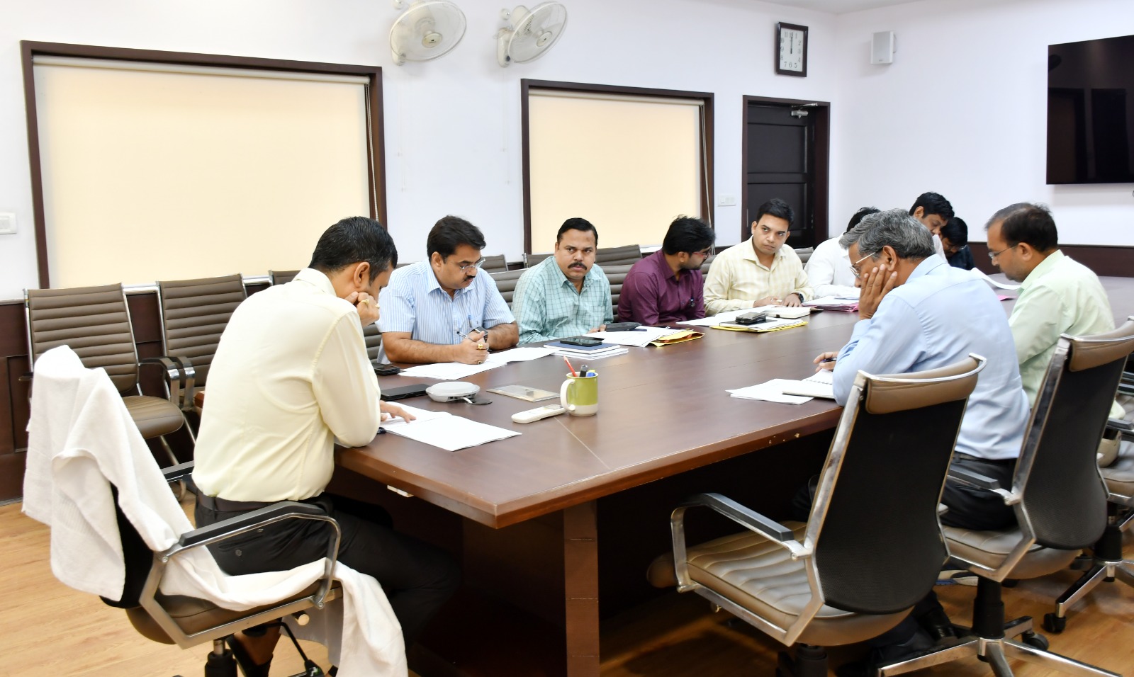 प्रयागराज: महाकुंभ 2025 के दृष्टिगत जल निगम नगरीय एवं सिंचाई विभाग द्वारा कराए जा रहे विभिन्न कार्यों की समीक्षा हुई