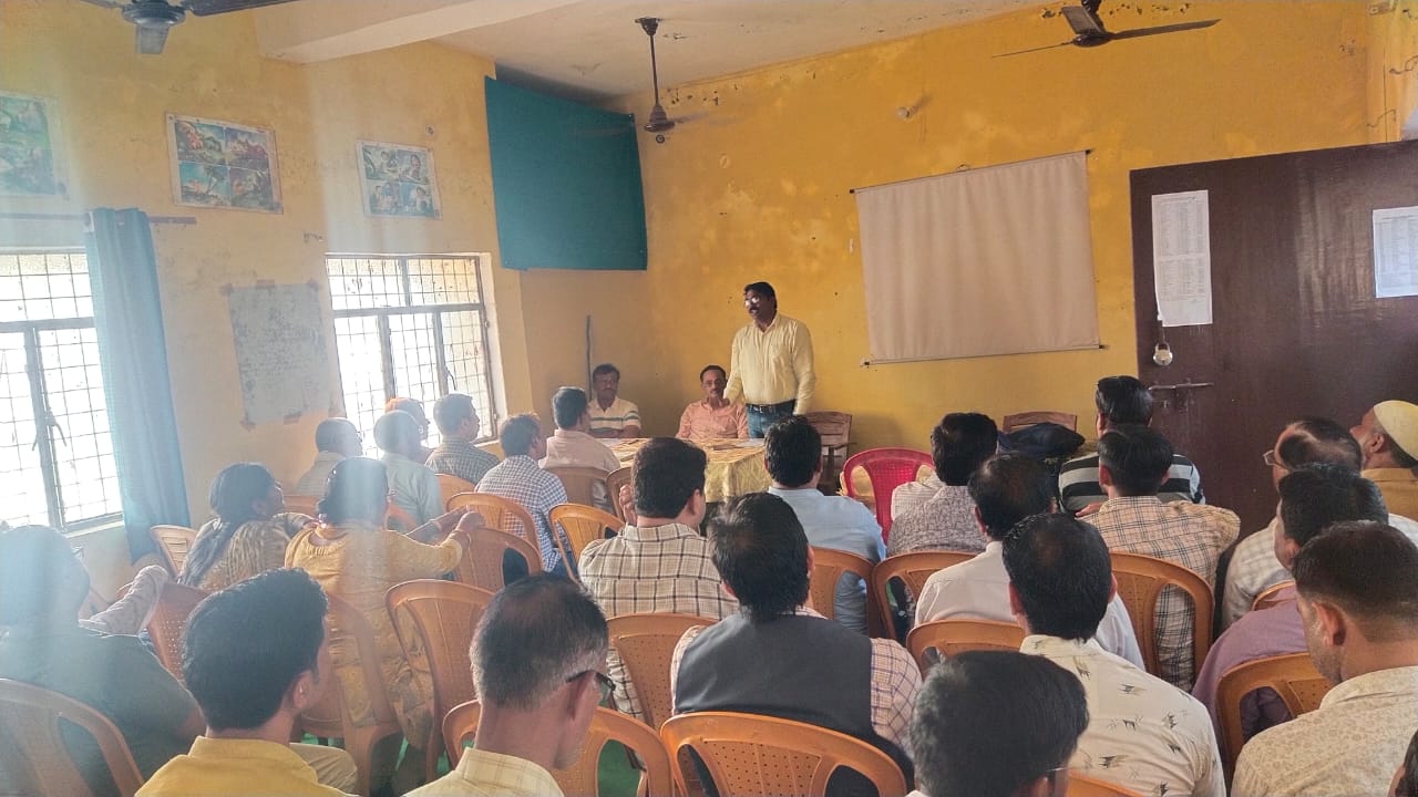 कन्नौज:  विकास खण्ड गुगरापुर में खण्ड शिक्षा अधिकारी की अध्यक्षता में मासिक समीक्षा बैठक सम्पन्न ?