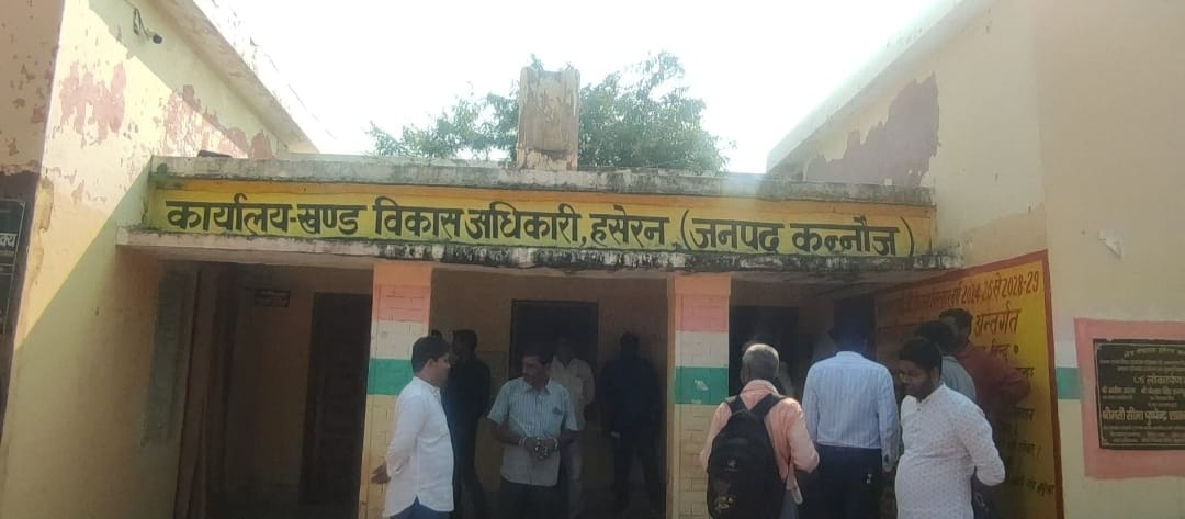 कन्नौज : ग्राम प्रधान प्रतिनिधि और ब्लॉक के बाबू की तीखी नोक झोक , विकलांग पात्रता सूची को लेकर हुई कहा सुनी ?